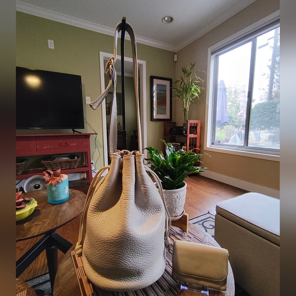 Coach Handbags - Authentic Coach Leather Cream Bucket Bag With Matching Wallet